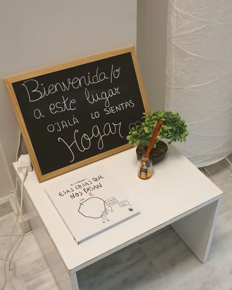 Pizarra en la consulta: «Bienvenida/o a este lugar, ojalá lo sientas hogar»