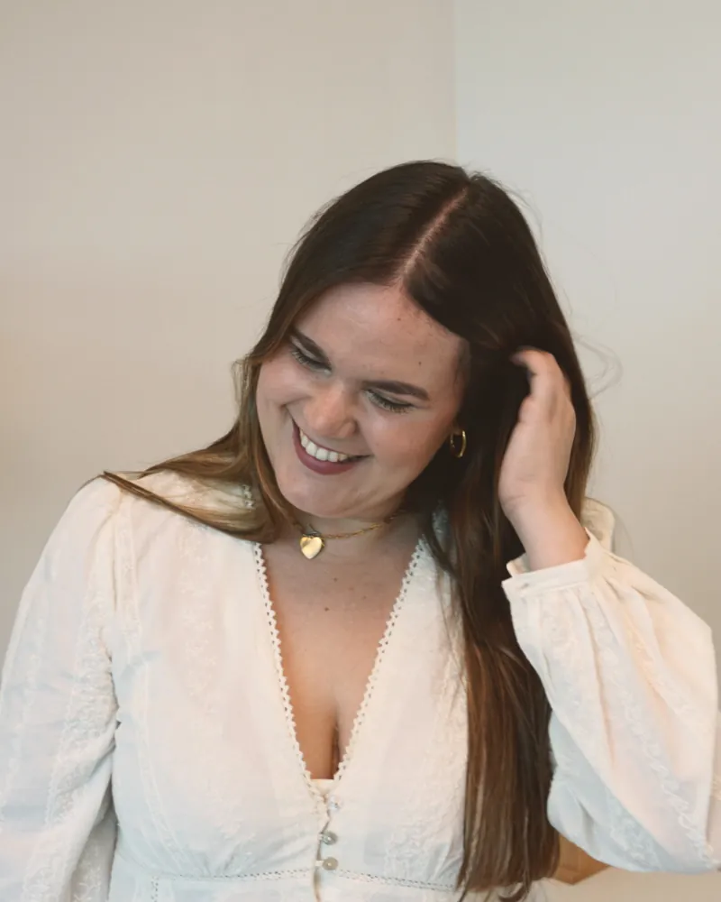 Alicia riéndose en su consulta
