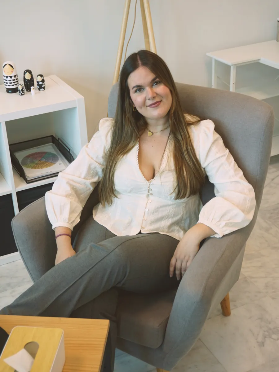 Alicia sentada en el sillón de su consulta, sonriendo