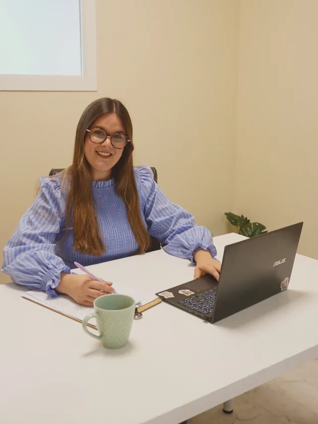 Alicia en su escritorio, tomando notas
